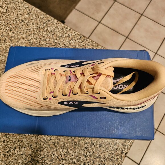 Brooks Womens tennis shoes 9.5 - Picture 3 of 5